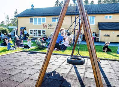 DETTE INNEBÆRER ENGASJEMENT I BESLUTNINGSPROSESSER BÅDE POLITISK OG I FORVALTNINGEN PÅ ALLE NIVÅER OG I MANGE SEKTORER. feiringen sammen med over 100 foreldre og barn.