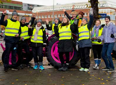 TRYGG TRAFIKK TAR ET SÆRLIG ANSVAR FOR Å PÅVIRKE TRAFIKANTENE TIL BRUK AV FOTGJENGERREFLEKS OG SYKKELHJELM OG RIKTIG SIKRING AV BARN I BIL.