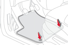 Komfort Ekstra matter Flyttbar matte som beskytter bilens gulvteppe. Montering Ved første montering på førersiden, bruk utelukkende festene som følger med.