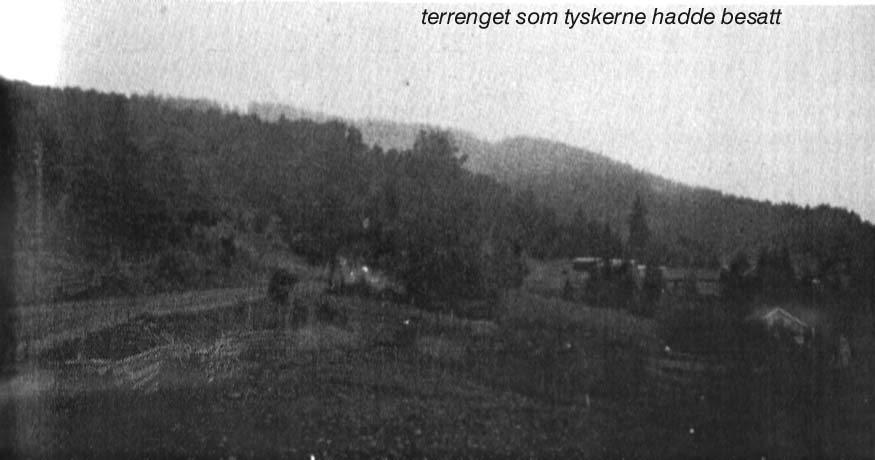Terrenget som tyskerne hadde besatt på Strandlykkja. Plankestabler fremad høyre og åsen over var godt besatt med tyske mitraljøser Det lå også 3 gårder på denne men de blev brent med de tyske falne.