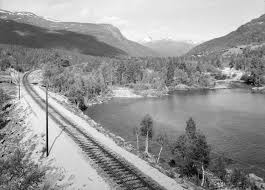 25. april, Brenhaugen Torsdag, 25. april var første dag vi fikk ligge ordentlig siden krigen begynte. Fikk tildelt et lite hus i nærheten av Brenhaugen stasjon. Troppen var allikevel i god form.