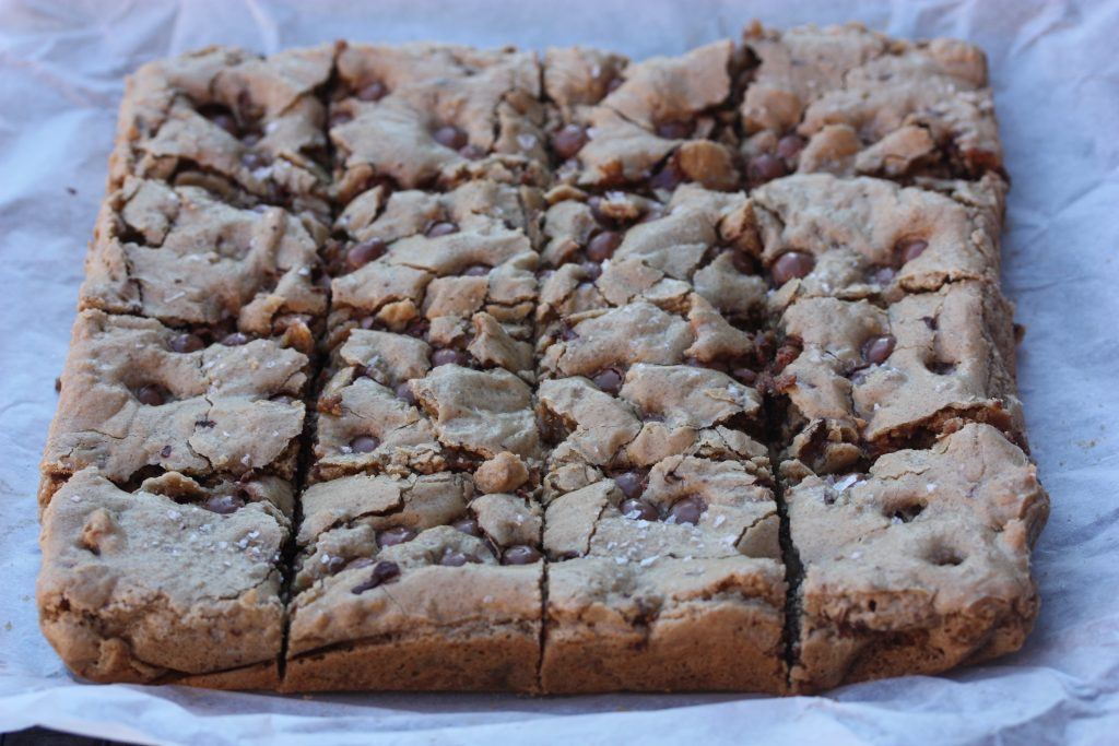 Oppskriften er fra Paul Hollywood. Blondies -kake kvikklunsj, smørbukk havsalt med og Vinteren har kommet til Oslo. Og til det lille, røde huset vårt. Vi har gjort som vi alltid gjør.