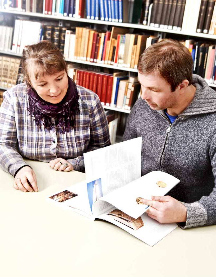 Bibliotekar Bente Kvame Hadland hjelper konservator Alf Tore Mjøs med å finne frem i bibliotekets samling av