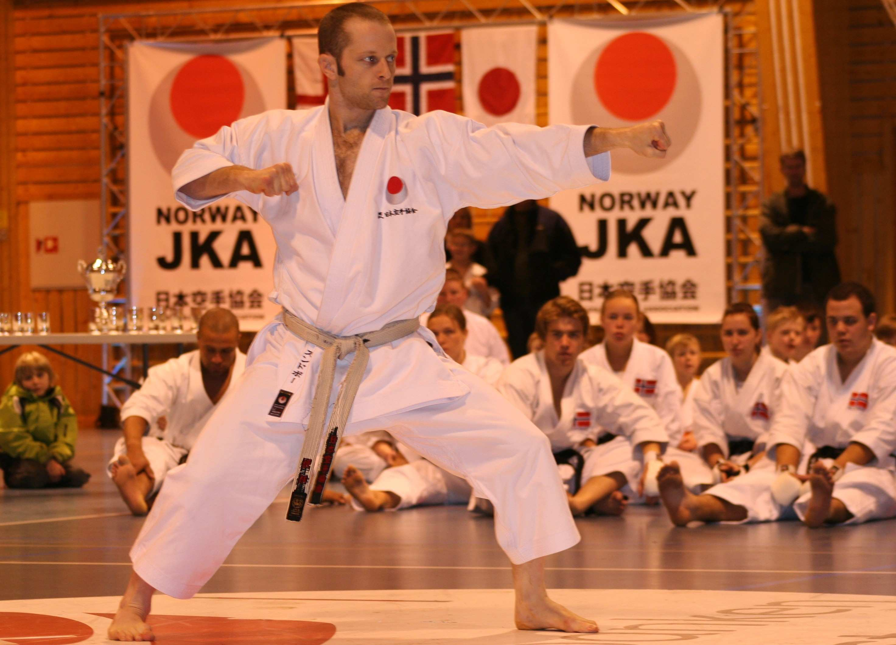 Interngasshuku og gradering Lørdag 4. juni og søndag 5. juni blir det gasshuku for Nordås Karateklubb`s medlemmer. Stedet denne gang blir Krokeide skole, Krokeideveien 579.