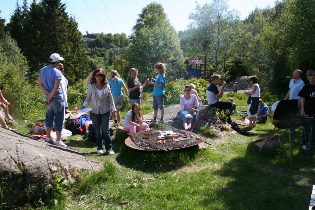 Sommeravslutning - grilling: Rett etter at treningen er ferdig lørdag, blir det felles sommeravslutning for alle klubbens medlemmer, søsken, foresatte og venner.