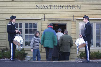 Jubileumsfestdag Jubileumskaken hadde betydelig format. Unge underholdere med gamle sangleker. Heltem 7.