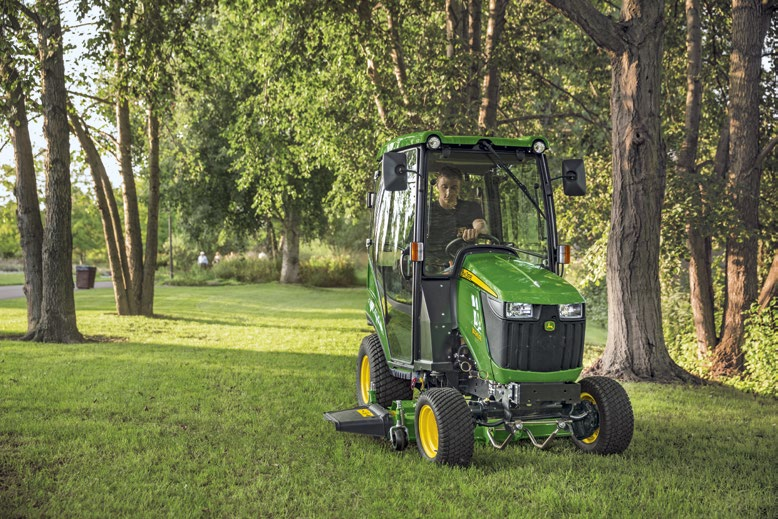 32 Spesialfunksjoner Tilleggsfunksjoner AutoConnect klippeaggregater Dette John Deere Auto Connect klippeaggregatet kobles til i løpet av sekunder, noe som sparer deg for tid og stress hver gang du