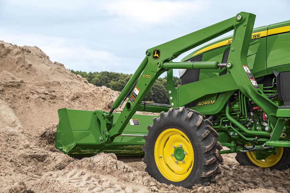 Spesialfunksjoner 33 Fastmontert frontlaster Når du skrur John Deere-lasteren fast til en John Deere-traktor, så blir den en del av traktoren. Alt passer, ingenting vingler.