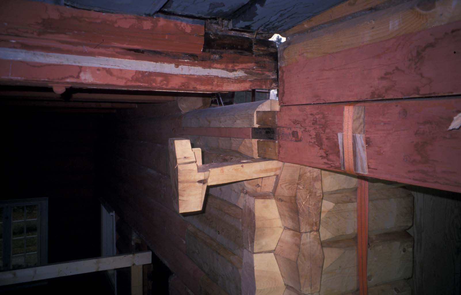 Novhovud: Spunsing av laft oppunder taket i kyrkjerommet. Foto: Helge Paulsen, Riksantikvarens arkiv.