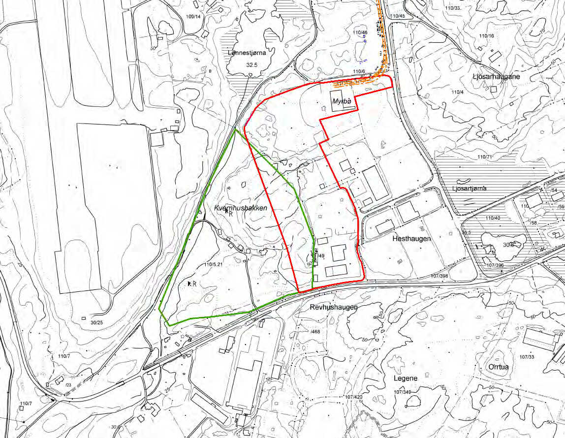 KM7 Figur 9.8: KM7 Solbakken er vist med grønt. To automatisk fredete kulturminner, et ildsted og en kokegrop er markert med rune-r. Tiltaksgrensene for depotalternativ A er vist med rødt.