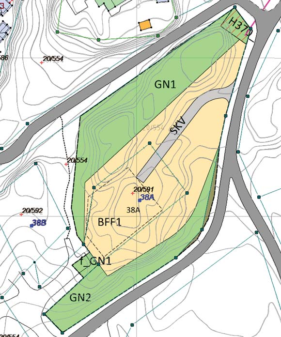 Gjeldende plan angir planeringshøyde kote +14,5. Bestemmelsene sier at det kan oppføres hytte med saltak og mønehøyde 5,5 m. Maksimal høyde blir da på kote +20.