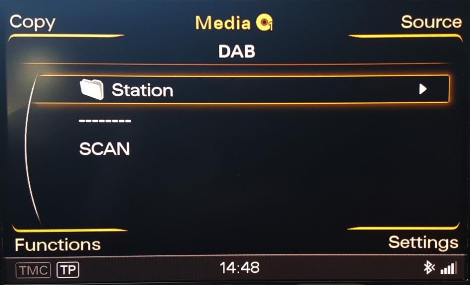 Betjening For å lytte til DAB radio velger man «MEDIA» som kilde.