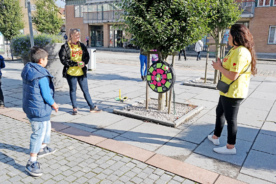 Skuespiller Roar Kjølv Jenssen fra Rogaland Teater underholder med visesang og fortellinger. Allsang.