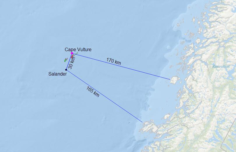 Figur 2-1 Beliggenheten til letebrønn 6407/9-7 Cape Vulture (rosa), i forhold til avstand til referanseanalyse letebrønn Salander og avstand til land, samt Nornefeltet i bakgrunnen.