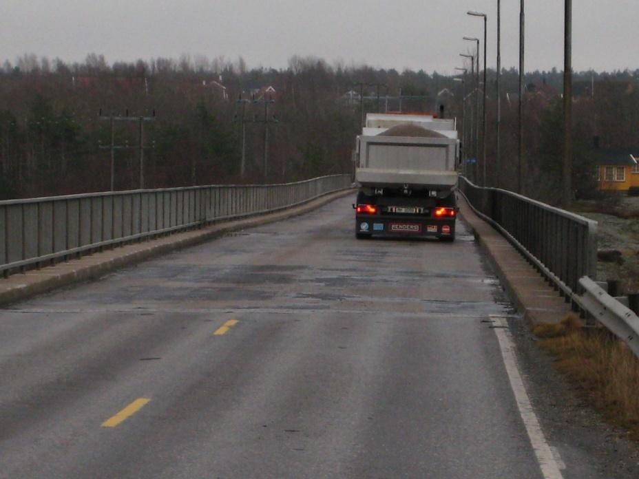 9 Figur 1.1: Asmalsund bru. Tilbud til myke trafikanter mangler. Derfor blir ungdomsskoleelever fra Spjærøy kjørt med buss til skolen.