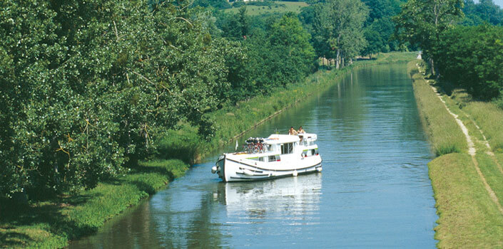 Picardie Kanalferie i Picardie Ta en uforglemmelig båtreise og utforsk Somme-Picardies spennende vannveier. Du kan bl.a. seile på Canal de la Somme, Canal de St. Quentin og Canal du Nord.