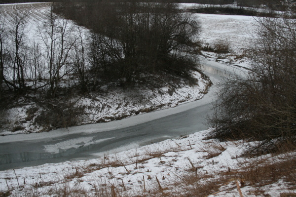 8. Bilder Oppstrøms ende av den 530 meter lange fyllingen. Terskel nr.