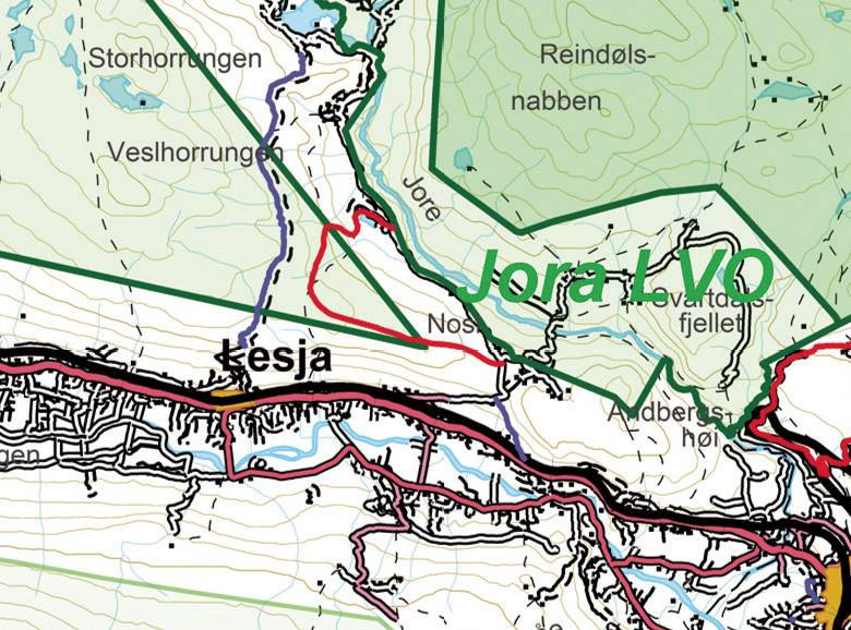 Kart 1: Kartet viser Veslhorrungen, nord for Lesja sentrum. Myrin ligger ved veikrysset øst for Nose. I eposten / søknaden 05.05.2015 skriver Eltel Networks AS bl.a.: Selve hytta er på plass, men vi må fly inn generator og telekomutstyr, som skal inn i hytta, i tillegg til masta som blir flydd inn ferdig montert.