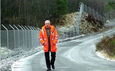 Lufthavngjerde skal konstrueres sammenhengende, også mellom porter, med unntak gjennom bygninger/anlegg. Lufthavngjerdet kan være brutt ved stup og vann.