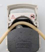 Figur 8. Plassering av marprenslange. Figur 9. Pumpeoppsett. Figur 10. Tilkobling av strømkabel. Sett strømkabel i pumpen (Figur 9), og kople kabel til batteriene (Figur 10).