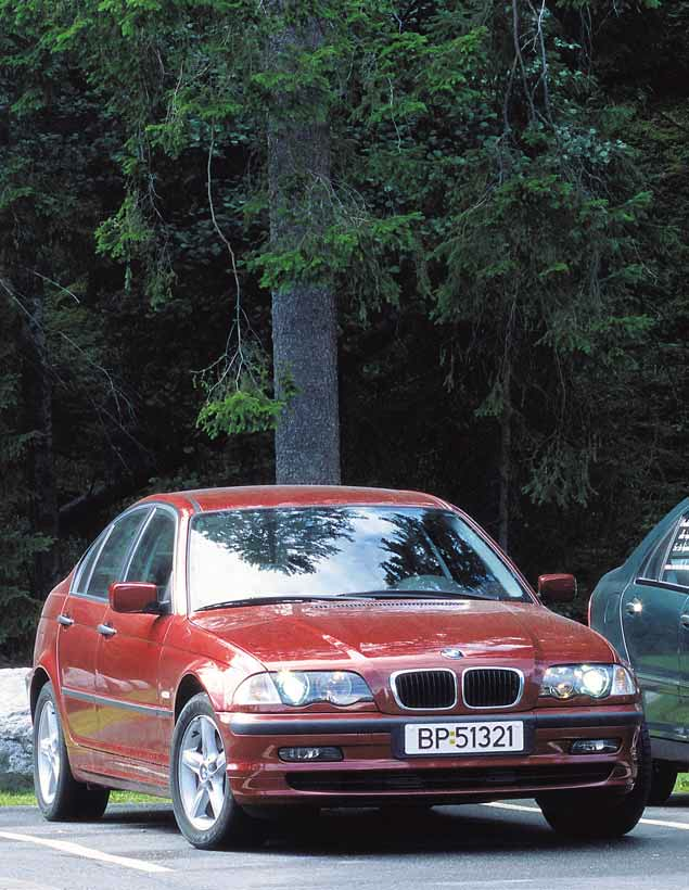 Mecedes CKlasse møe BMW 3seie: Diesel akk! Mecedes ha med den nye CKlasse a mål av seg il å kape de ynge kjøpene som ha valg BMW 3seie da de skal ha en luksuiøs mellomklassebil.