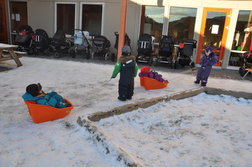 Turdagene ble til akedager i barnehagen, for, som gode vestlendinger, så vet vi godt at snøen må brukes før den forsvinner igjen.