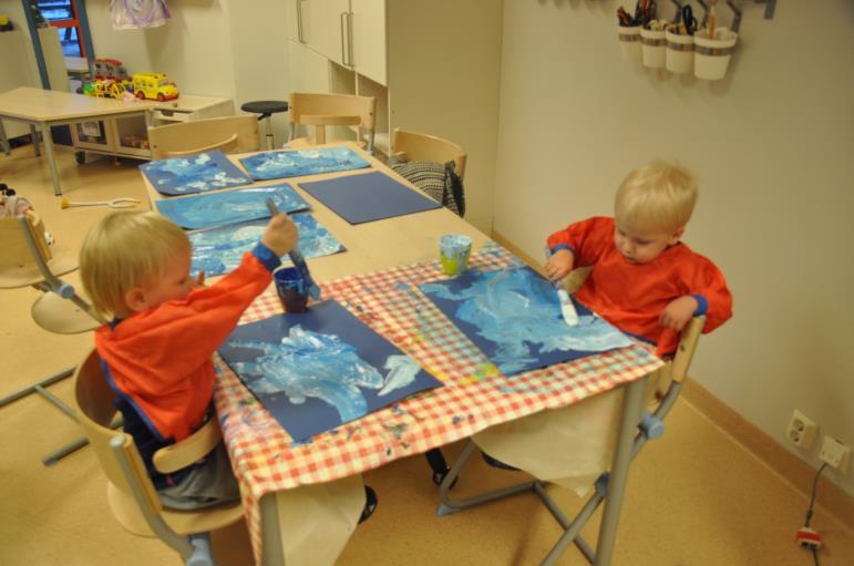Med vinterfargene «BLÅ» og «HVIT» har barna malt vinterbilder.