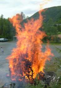 Bilete: Småbrekkevatnet. Bilete til høgre: Bålkos i Bergsdalen.