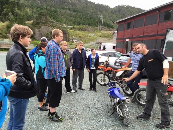 Ungdomsgruppa på tur til crossbanen. Igjen samlast ungdomsgruppa med gutane våre til nye aktivitetar. I dag, onsdag 25.august, var det crossbanen som stod for tur.