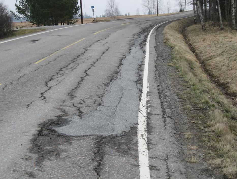 Vegdekker og vegfundament Vegdekket skal sikre trafikantene god framkommelighet kombinert med sikker og komfortabel ferdsel (kjøring, sykling og gange).