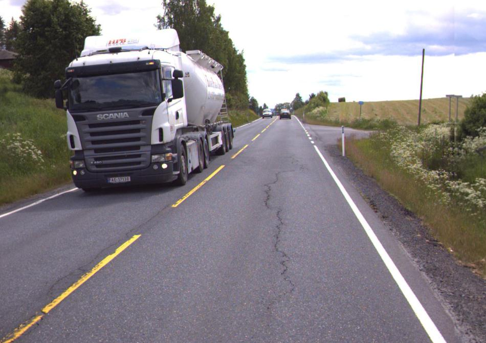 FIGUR 30 VEGDEKKE LAGT I 2008 BEGYNNER Å SPREKKE OPP PÅ FV 280 I MODUM KOMMUNE (FOTO: STATENS VEGVESEN) Det er 5 fylkesvegtunneler i Buskerud, med et samlet registrert behov på om lag 250 mill.