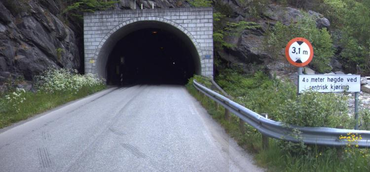 FYLKESVEGNETTET I MØRE OG ROMSDAL PÅ ÅRSAK FIGUR 58 HEGGURTUNNELEN PÅ FV 92 I NORDDAL KOMMUNE (FOTO: