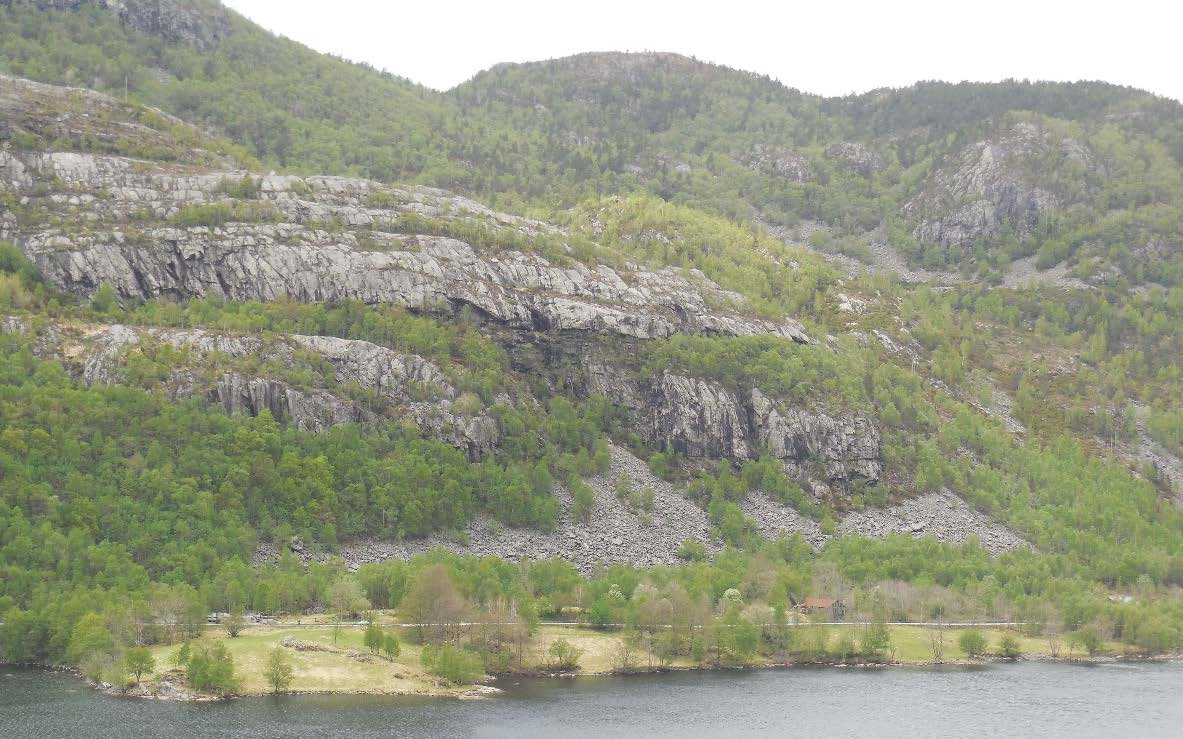 Det ligger hytter og bolighus hvorav noen er fraflyttet ved foten av en ca. 100 m høy fjellside ved Øygarden (figur 17). En av de gamle hyttene var i ferd med å bli restaurert på befaringstidspunktet.