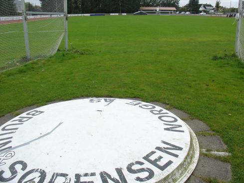 Det samme gjelder blindplanken på 11 meter der for øvrig dekket på toppen av planken er løst. Også på blindplanken på 13 meter ved østre er dekket oppå løst og må festes i begge tilfellene.