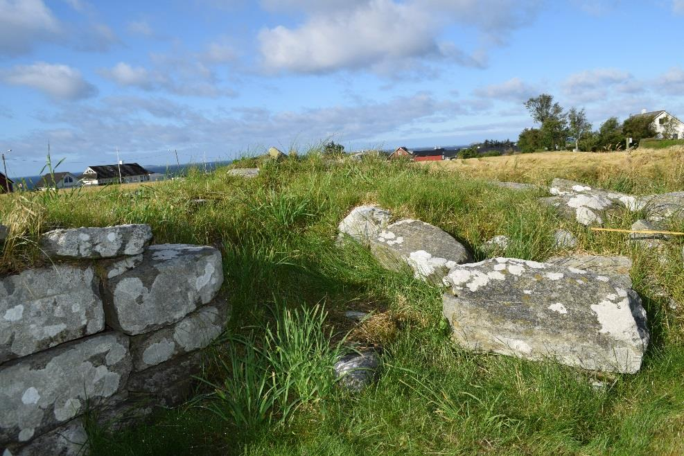 Torven og jorda ble forsiktige fjernet slik at steinene ikke ble skadet, det var fortsatt usikkert om det kunne finnes klebersteinselementer.