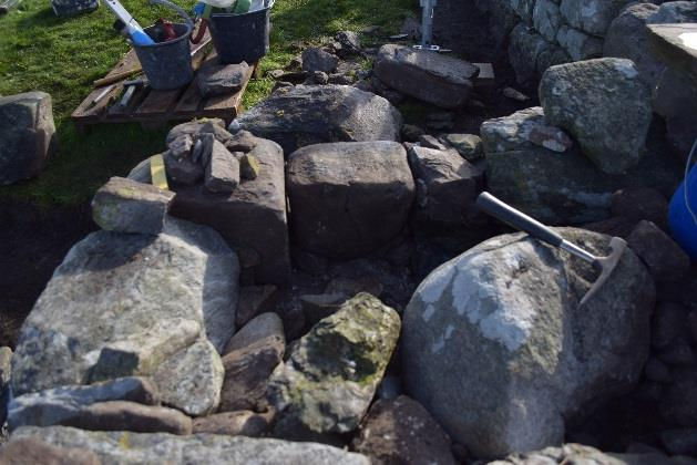 Dette betydde i noen få tilfeller at noen plasseringer av stein ble justert annerledes enn der de ble funnet for å sikre dette viktige forbandet.