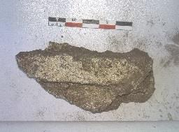 Murkjernen ble dokumentert som beskrevet ovenfor. Figur 41(a): Kalksammenbundet murkjerne og (b): innsamlete prøver av kalkmørtel.