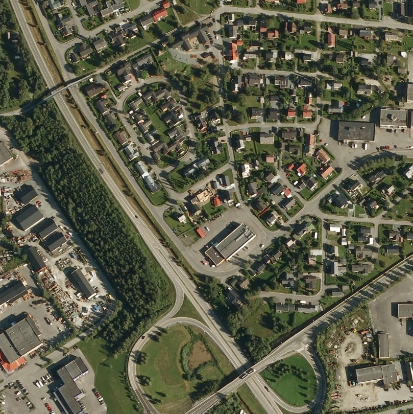 6 Flyfoto over planområdet 5.04 Landskap, topografi og vegetasjon, klimatiske forhold - sol og vind. Området er lett bebyggbart i et flatt terreng.