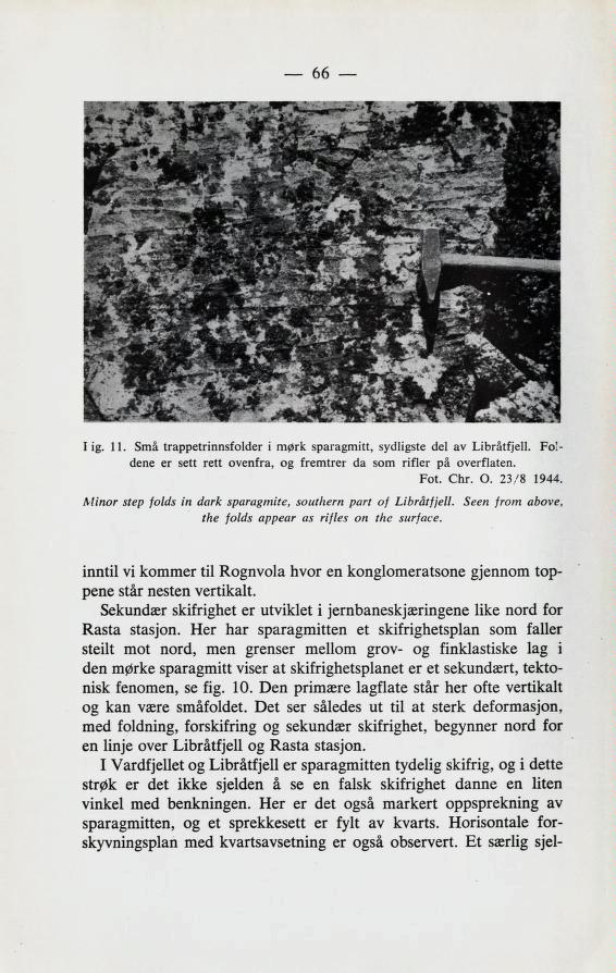 66 I ig. 11. Små trappetrinnsfolder i mørk sparagmitt, sydligste del av Libråtfjell. Fol dene er sett rett ovenfra, og fremtrer da som rifler på overflaten. Fot. Chr. O. 23/8 1944.