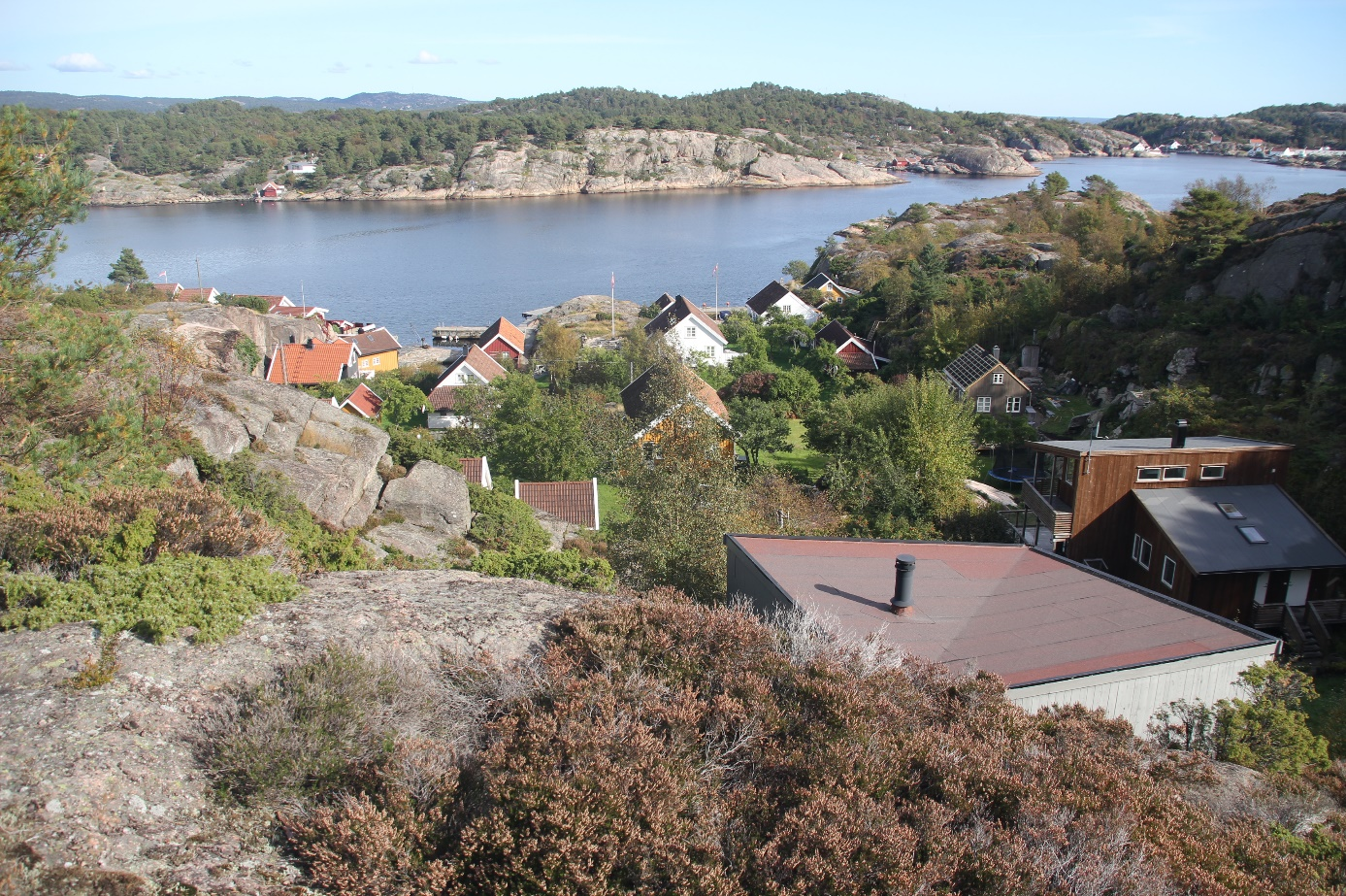 Eksisterende bebyggelse bærer preg av en gradvis utbygging hvor bygningene er plassert naturlig i terrenget.