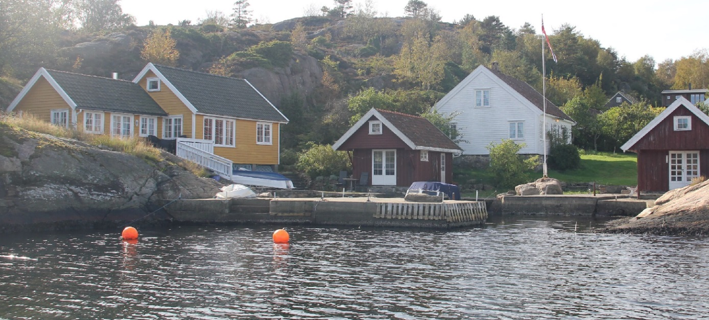 Småbåtanlegg De 2 buktene reguleres som småbåtanlegg på land og i sjø. I sjø reguleres det 8 meter fra land, for å sikre tilstrekkelig areal for fortøyning med utrigger eller akterfester.