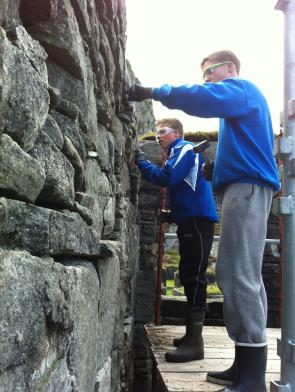 Murerkurs for ungdomsskoleelever fra Selje To elever har deltatt i murarbeidet på Selje kloster og helgenanlegg sammen med