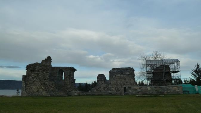 Foto: ka Riksantikvaren Munkeby klosterruin, Levanger, Nord-Trøndelag ID 7018-1 Arbeidet har hovedsakelig bestått i å fjerne betong i fuger i nordre korvegg på inn- og yttersiden.