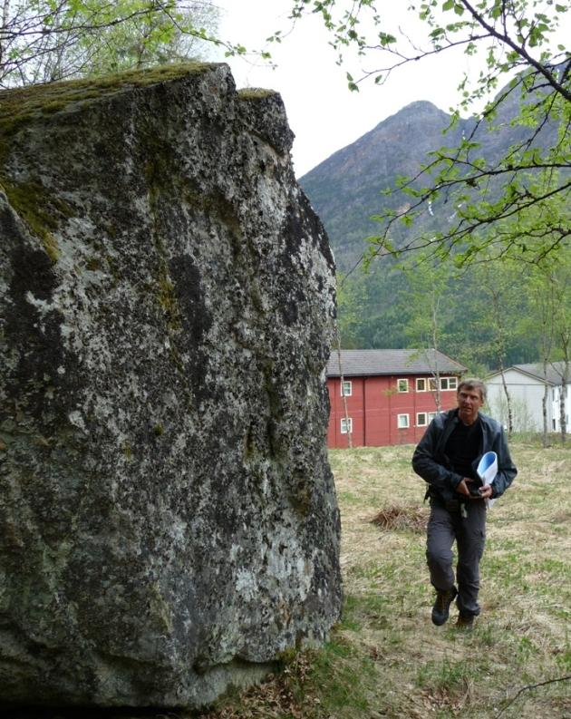 asylmottaket (kvitt og raudt hus) med den næraste skrenten