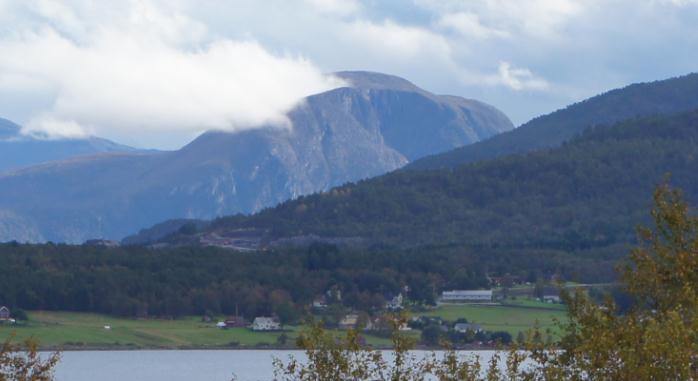 Fjernvirkningen er videre vist fra