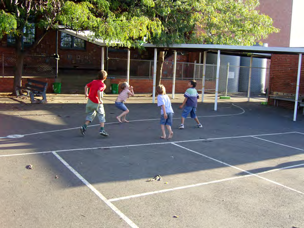 skolen, parken, lekeplassen, bakgården.