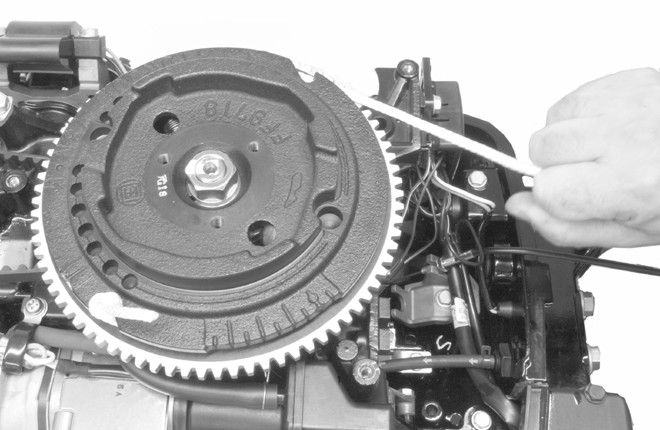 BRUK 3. Fjern og t vre på festenordningene for strtpprtet. Fjern strtpprtet og legg det til side. 31984 - Strtpprt 4. Modeller med fjernkontroll Sørg for t tenningsryteren er i påstillingen.