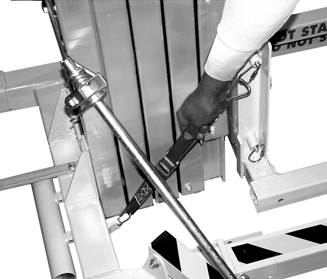 Enheten kan lastes på plass med krane. Enheten må stå loddrett og være sammenlagt med bein, gafler og støttebein sikret i lagringsstilling.