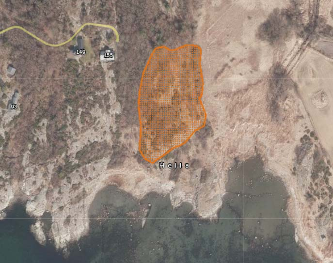 Figur 1: Venstre: Avgrensing av lokaliteten fra 2008, slik den fremkommer i Naturbase.