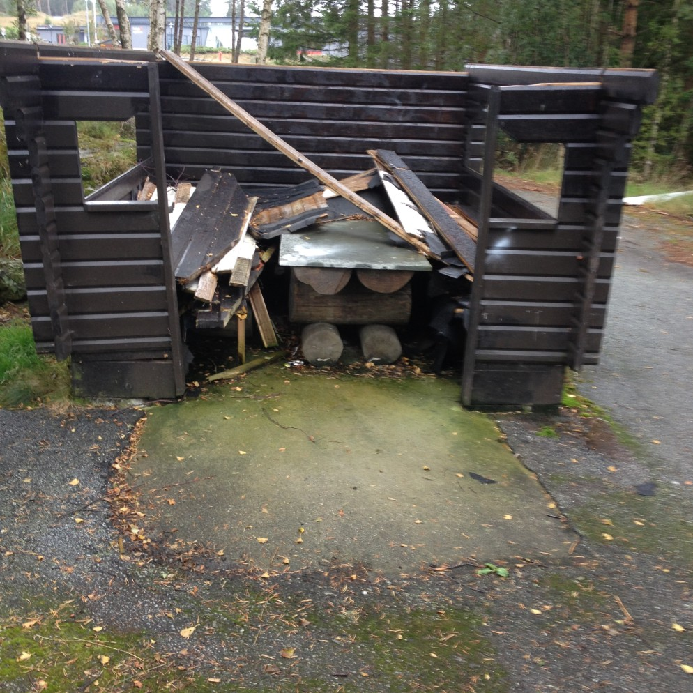 Hytta i Prestegardskogen oktober 2015. Den 23. september var eg innom Sonjas plass. Ingen ting har skjedd etter stormen.